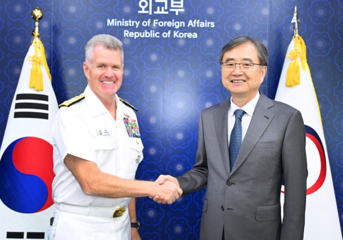 조현 외교부 장관이 14일 사무엘 파파로 미국 인도·태평양사령관을 만났다. 사진은 조 장관(오른쪽)이 14일 오후 서울 종로구 정부서울청사 별관 외교부에서 사무엘 파파로 미국 인도태평양사령관을 접견한 모습. /사진=외교부