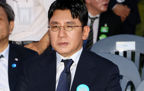 방시혁 하이브 의장이 사기적 부정거래 혐의 관련해 경찰의 첫 소환 조사에 나선다. 사진은 방시혁 하이브 의장이 지난 15일 서울 세종대로 광화문광장에서 열린 제21대 대통령 국민임명식 '광복 80년, 국민주권으로 미래를 세우다' 행사에 참석한 모습. /사진=뉴시스