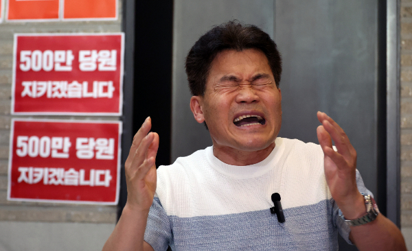 전한길 전 한국사 강사가 자신의 유튜브 채널 수익 창출이 중단됐다고 토로했다. 사진은 전한길 전 한국사 강사가 서울 여의도 국민의힘 당사에서 특검의 당원 명부 압수수색 시도를 규탄하는 농성을 이어가고 있는 김문수 당시 국민의힘 당대표 후보를 찾은 모습. /사진=뉴시스