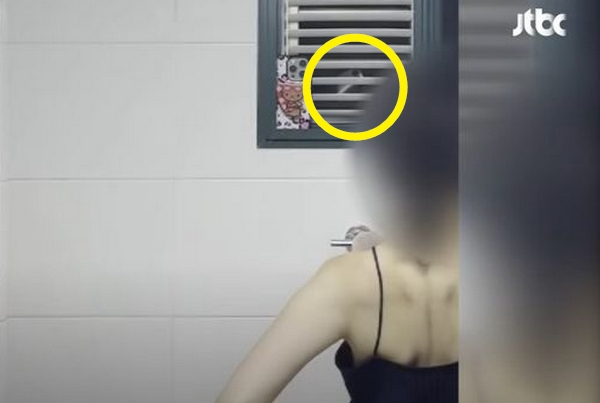 운동을 한 뒤 화장실에서 몸매를 확인하던 중 누군가 창문 밖에서 자신을 촬영했다는 제보가 전해졌다.  사진은 서울 관악구 신림동 한 빌라 화장실 밖에서 여성을 몰래 촬영하는 모습. /사진=JTBC '사건반장' 캡