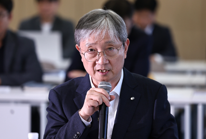 이찬진 금융감독원장이 15일 외국계 금융사 최고 경영진을 모아 정부의 생산적 금융 기조를 뒷받침하기 위한 관심과 투자를 강조했다. 사진은 지난 11일 서울 강남구 네이버스퀘어 역삼에서 인사말하는 이 원장. /사진=뉴스1