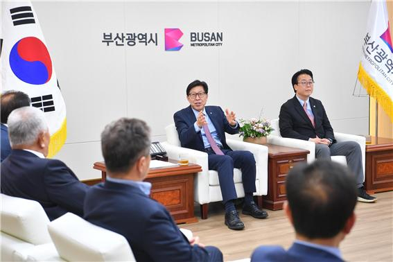 박형준 부산시장(오른쪽 두 번째)이 5월20일 부산시청에서 곽규택 의원, 어시장대표 등에게 부산공동어시장 현대화사업 추진방안 관련 내용을 설명하고 있다. /사진=부산시