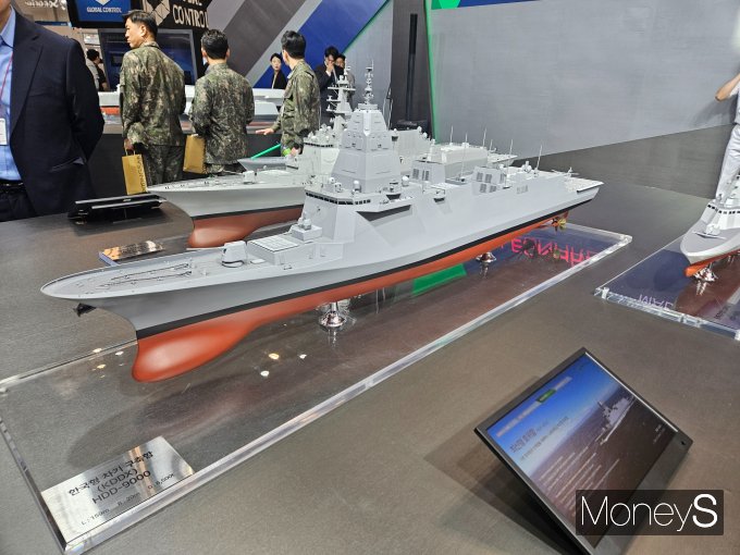 '2025 MADEX'에 전시된 HD현대중공업의 한국형 차기구축함(KDDX) 모형. /사진=최유빈 기자
