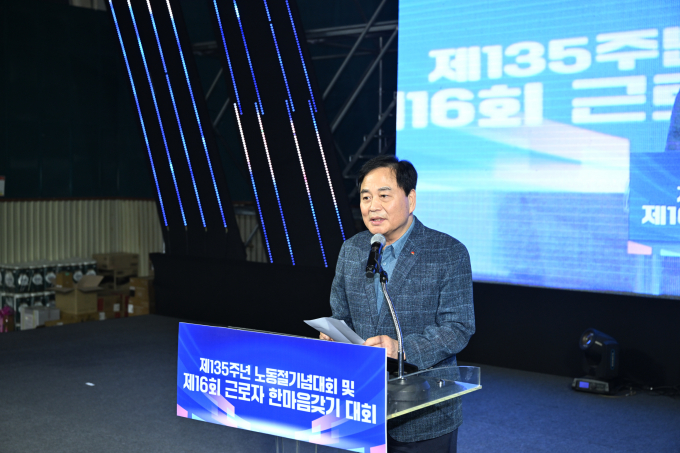 배낙호 김천시장이 13일 ‘2025 근로자 한마음 갖기 대회’참석해 격려사를 하고 있다/사진제공=김천시