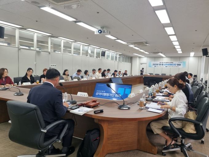 부산교육청 공약이행평가단이 12일 첫 회의서 공약이행 현황을 심의하고 있다./사진=부산교육청