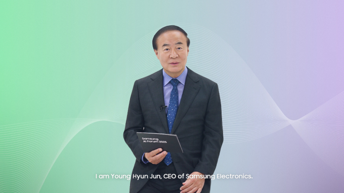 15일 경기도 용인에 위치한 삼성전자 The UniverSE에서 진행된 '삼성 AI 포럼 2025'에서 삼성전자 전영현 대표이사 부회장이 개회사를 하고 있다. / 사진=삼성전자