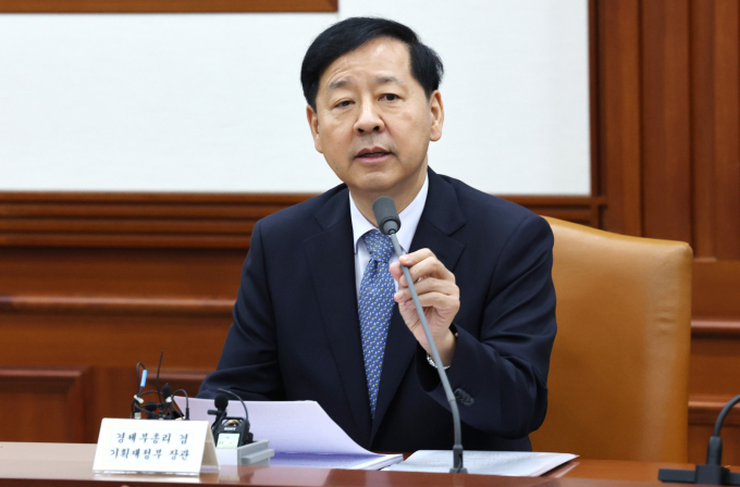 주식 양도소득세 대주주 기준이 현행 유지로 결정나며 증권주가 강세다. 사진은 15일 구윤철 경제부총리 겸 기획재정부 장관이  서울 종로구 정부서울청사에서 열린 경제관계장관회의에서 모두발언을 하는 모습. /사진=뉴스1 