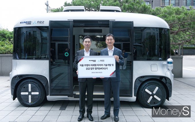 지난 12일 서울 광화문에 위치한 금호타이어 본사에서 정일택 금호타이어 사장(왼쪽)과 한지형 에이투지 대표가  상호협력 양해각서를 체결하고 있다/사진=금호타이어 제공.