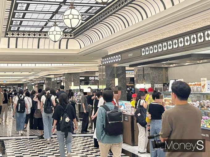 신세계백화점 강남점이 8년간 기획하고 2년간 작업한 식품관 리뉴얼을 완성했다. 스위트파크, 하우스 오브 신세계, 신세계 마켓, 프리미엄 델리 등이다. 내국인은 물론 외국인들의 발길이 이어지며 실적 상승의 동력이 되고 있다. 사진은 올 8월26일 프리미엄 델리 오픈일의 모습. /사진=고현솔 기자