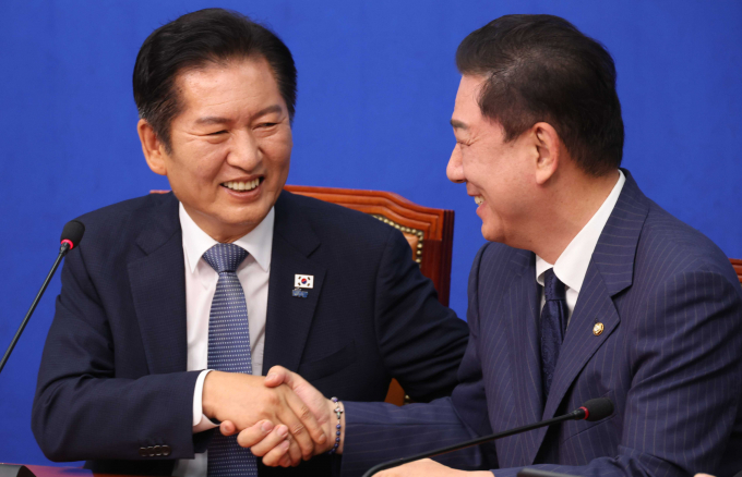 정청래 더불어민주당 대표가 내란전담재판부 설치 여부는 입법 사항이라며 조희대 대법원장 사퇴를 촉구했다. 사진은 정 대표(왼쪽)와 김병기 원내대표가 15일 서울 여의도 국회에서 열린 최고위원회의에서 웃으며 악수하는 모습. /사진=뉴시스