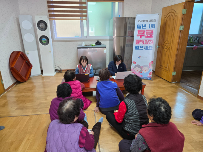 15일 영양군 관계자들이 65세 이상 주민들을 대상으로 '찾아가는 결핵검진'을 진행하고 있다./사진제공=경북 영양군