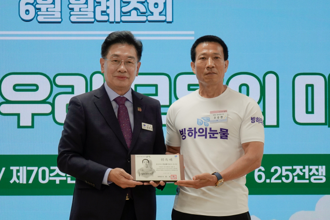 전진선 양평군수(왼쪽)와 양평군 홍보대사 '맨발의 사나이' 조승환씨(오른쪽). /사진제공=양평군