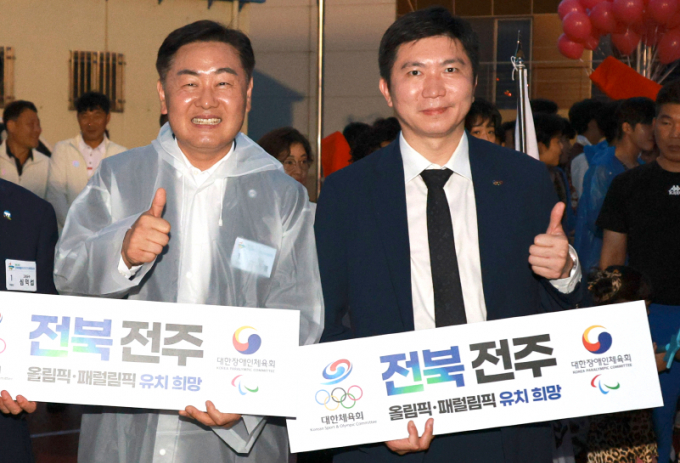 지난 12일 고창군에서 열린 전북도민체전 개회식에서 김관영 전북지사(왼쪽)와 유승민 대한체육회장(오른쪽)이 전주올림픽 유치 홍보 퍼포먼스를 하고 있다./사진=전북도