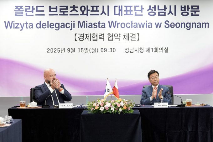  폴란드 브로츠와프시 대표단(단장 야첵 수트릭 시장)이 국제 우호 도시 간 경제협력 협약 체결을 위해 시를 공식 방문했다. 사진은 신상진 성남시장(오른쪽)과 야첵 수트릭 폴란드 브로츠와프 시장(왼쪽). /사진제공=성남시