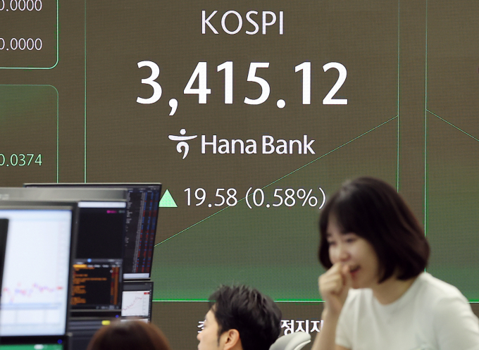 사진은 15일 서울 중구 하나은행 딜링룸. /사진=뉴스1