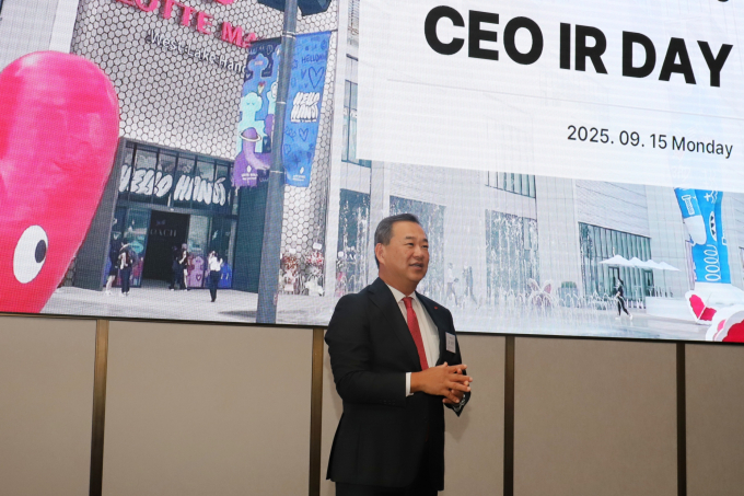 김상현 롯데쇼핑 부회장이 15일 서울 잠실 시그니엘 서울에서 열린 '2025 CEO IR 데이'에서 투자자들에게 2030년까지 매출 20조3000억원, 영업이익 1조3000억원 달성을 위한 청사진을 제시했다./사진=롯데쇼핑