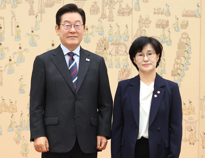 이재명 대통령이 국무위원·장관급 인사 8명을 임명했다. 사진은 이 대통령(왼쪽)이 15일 서울 용산 대통령실 청사에서 열린 임명장 수여식에서 원민경 여성가족부 장관에게 임명장을 수여한 후 기념촬영 하는 모습. /사진=뉴시스(대통령실통신사진기자단) 
