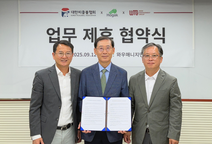 대한피클볼협회가 마케팅 대행사 와우 매니지먼트 그룹과 AI OTT플랫폼 사업자 (주)호각과 제휴를 통해 피클볼의 국내 정착을 위한 제반을 마련했다. 사진은 지난 12일 업무협약을 체결한 김영진 와우매니지먼트 그룹 전무와 조현재 대한피클볼협회 회장, 전영생 호각 대표이사의 모습(왼쪽부터). /사진=와우매니지먼트 제공