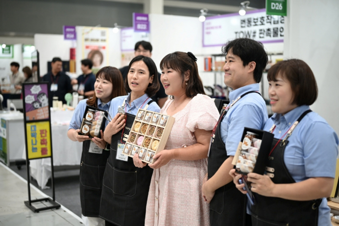 지난 10일 폐막한 중증장애인생산품 박람회에서 MC를 맡은 김민경이 파워풀한 진행과 진정성 있는 행보로 화제를 모았다. /사진=JDB엔터테인먼트