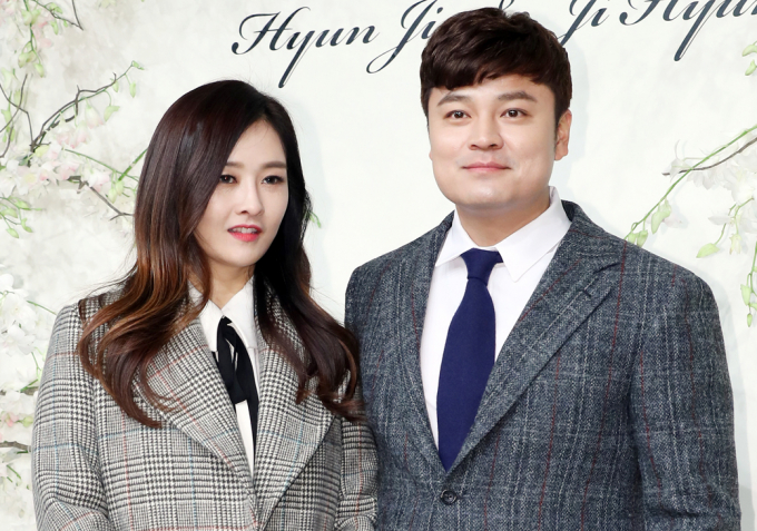 전 야구선수 추신수가 아내 하원미와의 부부 관계를 폭로한다. 사진은 2018년 1월5일 야구선수 추신수(오른쪽)와 아내 하원미씨가 서울 중구 장충동 신라호텔에서 열린 야구선수 류현진과 아나운서 배지현 결혼식에 하객으로 참석해 포즈를 취하고 있는 모습. /사진=머니투데이