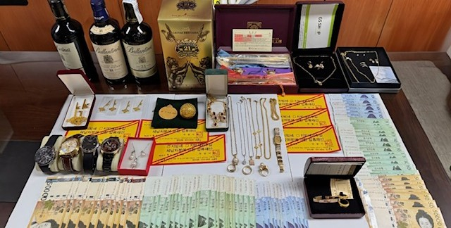 안양시가 고액 체납자 가택수색에서 압류한 고가의 물품들. /사진제공=안양시