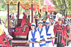 경주시 동부사적지에서 열린 '신라 선덕여왕 첨성대에 행차하다' 행사에서 선덕여왕 복식으로 분장한 인물이 가마를 타고 행렬을 재현하고 있다./사진제공=경주시
