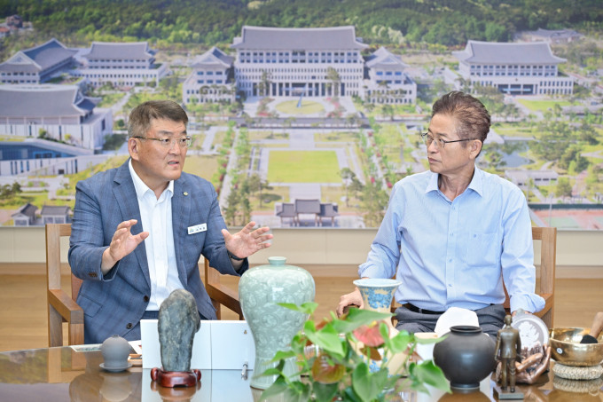 15일 김학동 예천군수(왼쪽)가 이철우 경북도지사(오른쪽)에 지역현안 사업을 건의하고 있다./사진제공=경북 예천군