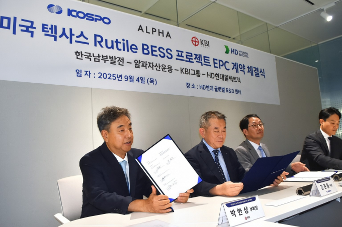 지난 4일 '미국 텍사스 루틸 BESS 프로젝트 EPC 계약 체결식'에 관련 임직원들과 방문한 박한상 KBI그룹 부회장이 계약서에 서명을 마치고 참석자들에게 서류를 보여주고 있다. / 사진=KBI