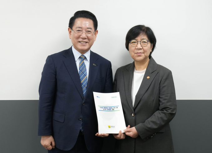 김영록 전라남도지사가 15일 오전 정부서울청사에서 정은경 보건복지부 장관과 면담을 갖고 전남 국립의대 설립 등 전남도 핵심 사업 해결을 위한 건의 및 협조를 요청하고 있다. /전남도