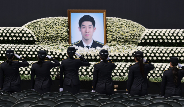 순직한 이재석 경사의 동료들이 해경 내부 '은폐 정황'을 폭로했다. 사진은 갯벌에 고립된 노인을 혼자 구하려다 숨진 고 이재석 경사의 영결식이 진행된 15일 오전 인천 서구 인천해양경찰서에서 고인의 동료들이 헌화 후 경례하는 모습. /사진=뉴시스