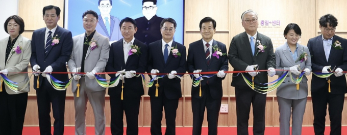15일 의정부 신흥로에서 열린 통일플러스센터 개관식에서 김동연 경기도지사(가운데)가 정동영 통일부장관(오른쪽에서 네 번째) 등 참석자들과 오색 띠를 절단하고 있다. /사진제공=경기도 