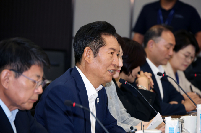 정청래 더불어민주당 대표가 10일 오후 경기 평택 삼성전자 팽택캠퍼스에서 열린 반도체산업 발전을 위한 현장 간담회에서 인사말을 하고 있다. /사진=뉴스1(국회사진기자단)