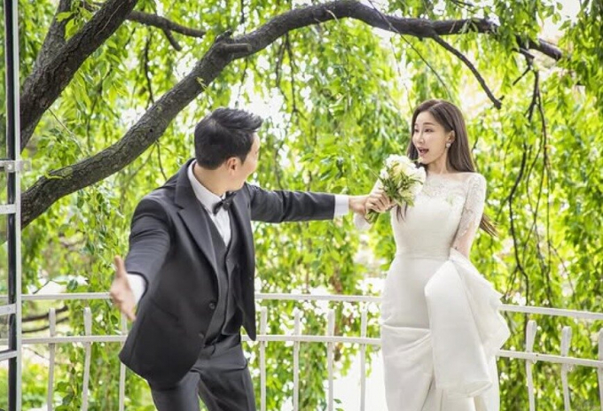 MBC '신비한 TV 서프라이즈'에서 김태희로 불리며 시청자들에게 많은 사랑을 받아온 김하영이 지난 13일 서울 모처에서 가수 출신 보컬트레이너 박상준과 결혼식을 올렸다. 사진은 김하영과 박상준의 웨딩 화보. /사진=김하영 인스타그램