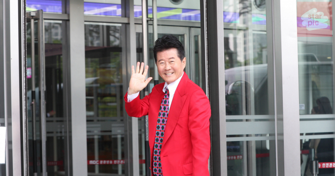 가수 태진아가 서울 이태원 건물을 350억원에 내놨다고 알려져 화제다. 사진은 태진아가 2020년 5월25일 서울 마포구 상암동 MBC사옥에 도착한 모습. /사진=머니투데이