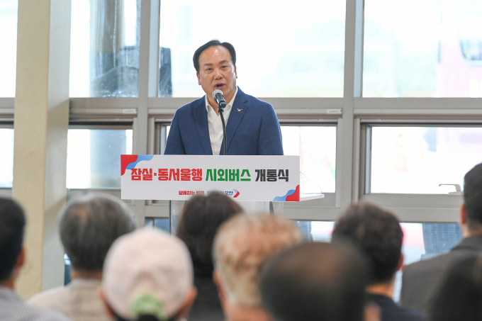  이권재 오산시장이 16일 오전 6시 오산역환승센터에서 오산↔잠실·동서울터미널행 시외버스 8135번 개통식에 참석해 인사말을 하고 있다. /사진제공=오산시