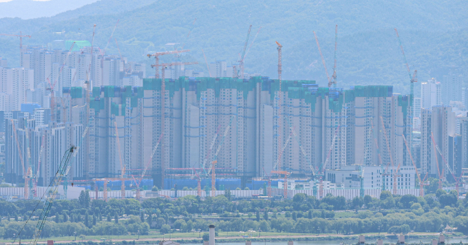 정부가 연간 3명 이상 산재 사망사고가 발생한 기업에 대해서는 영업이익 5% 이내의 과징금을 부과한다.사진은 서울 남산타워 전망대에서 바라본 건설현장 모습. /사진=뉴시스