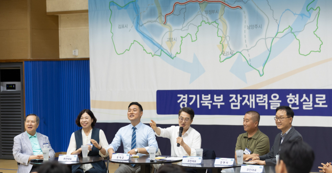 김동연 경기도지사(왼쪽에서 네 번째)가 15일 의정부시 민락국민체육센터에서 '경기북부 중심 고속화도로' 사업계획을 발표하고 있다./사진제공=경기도 