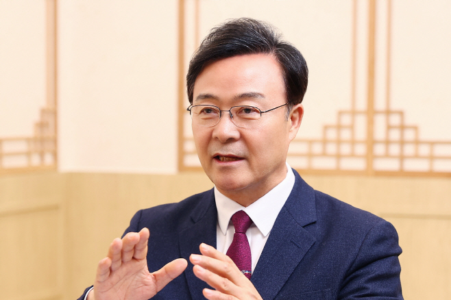김성제 의왕시장(사진)은 무민공원 조성 과정에서 전성배 씨가 업체로부터 금품을 수수했다는 소문에 대해 의왕시는 '전혀 무관한 일'이라고 밝혔다. /사진제공=의왕시
