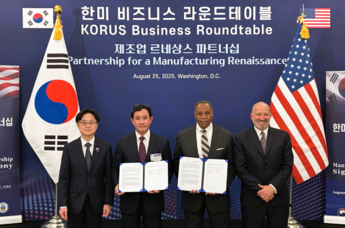 지난달 25일 김정관 산업통상자원부 장관(왼쪽부터), 최윤범 고려아연 회장, 마이클 윌리엄슨 록히드마틴 인터내셔널 사장, 하워드 러트닉 미국 상무부 장관이 기념 사진을 촬영하고 있다. /사진=고려아연