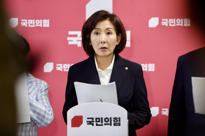 법원이 나경원 국민의힘 의원 등 전·현직 의원과 보좌진 26명 특수공무집행방해 등 혐의에 대한 선고기일을 오는 11월20일로 지정했다. 사진은 나 의원이 15일 서울 여의도 국회에서 조희대 대법원장에 대한 여당 사퇴 요구 등 관련 입장 발표 기자회견을 하는 모습. /사진=뉴시스