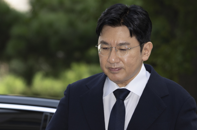 기업 상장 과정에서 투자자를 속여 1900억원이 넘는 부당 이익을 챙겼다는 의혹을 받고 있는 방시혁 하이브 의장이 13시간이 넘는 경찰 조사 끝에 귀가했다. 사진은 지난 15일 서울 마포구 서울경찰청 광역수사단 금융범죄수사대에서 조사를 받기 위해 출석한 방시혁 하이브 의장. /사진=뉴시