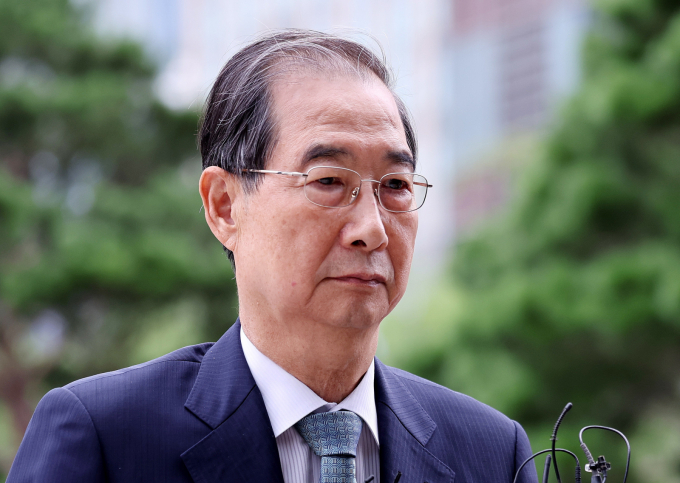 12·3 비상계엄 과정에서 윤석열 전 대통령의 내란 행위를 방조한 혐의로 기소된 한덕수 전 국무총리의 첫 재판이 16일 열린다. 사진은 지난 9일 서울 종로구 광화문에 마련된 김건희 특검팀 사무실에 조사를 받기 위해 출석한 한덕수 전 총리. /사진=뉴스1