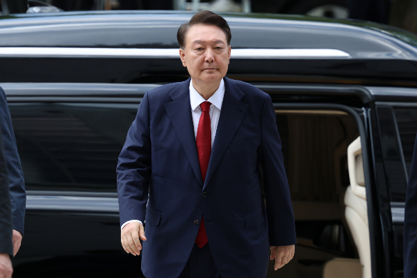 여권에서 조희대 대법원장의 사퇴를 요구하는 것에 대해 윤석열 전 대통령 측이 입장을 밝혔다. 사진은 12·3 비상계엄과 관련해 특검의 수사를 받는 윤석열 전 대통령이 두 번째 구속 전 피의자심문(영장실질심사)를 받기 위해 지난 7월 법원에 출석하는 모습. /사진=뉴스1