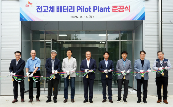 이석희 SK온 사장(왼쪽에서 다섯 번째), 이장원 SK온 최고기술책임자(CTO, 왼쪽에서 네 번째), 박기수 SK온 미래기술원장(왼쪽에서 여섯 번째), 안드레아스 마이어(Andreas Maier) 솔리드파워 한국 지사장(왼쪽에서 두 번째) 등 참석 내빈들이 15일 대전 유성구 SK온 미래기술원에서 열린 ‘전고체 배터리 파일럿 플랜트 준공식’ 행사 중 기념촬영을 하고 있다. /사진=SK온