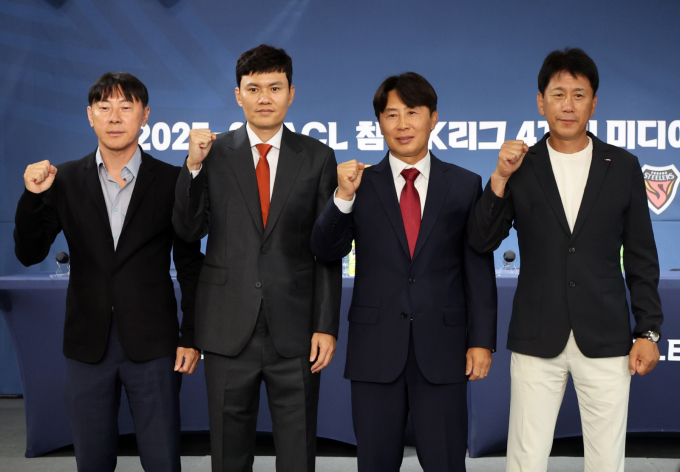 울산과 강원, 서울이 아시아축구연맹(AFC) 챔피언스리그 우승을 향한 첫 걸음을 앞두고 있다. 사진은 지난 4일 아시아축구연맹(AFC)가 주관하는 국제대회 출전을 앞두고 출사표를 던지는 신태용 울산 감독, 정경호 강원 감독, 김기동 서울 감독, 박태하 포항 감독의 모습(왼쪽부터). /사진=뉴시스