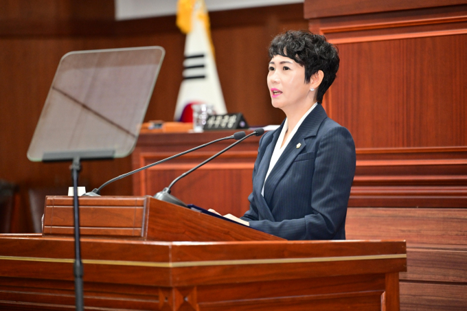 우지연 김천시의원이  15일 열린 제254회 임시회 제1차 본회의 5분 자유발언을 하고 있다/사진제공=김천시의회