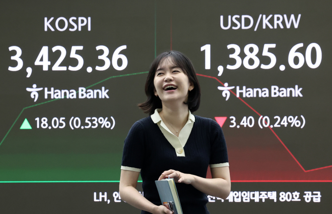 국내 주식 시장에서 외국인 매수가 몰린 코스피가 강보합세인 반면 매도가 집중된 코스닥이 약보합세를 나타낸다. 사진은 오전 서울 중구 하나은행 딜링룸./사진=뉴스1