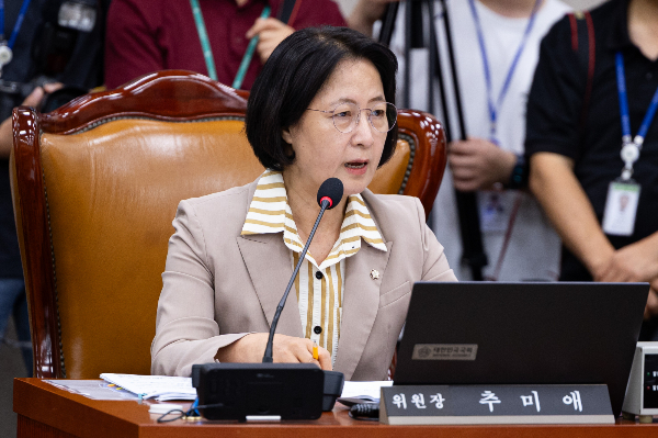 국회 법제사법위원장인 추미애 더불어민주당 의원이 연일 조희대 대법원장 자진 사퇴를 촉구했다. 사진은 추미애 국회 법제사법위원장이 지난 4일 서울 여의도 국회에서 열린 제429회 국회(정기회) 법제사법위원회 제2차 전체회의에서 나경원 국민의힘 의원의 초선 관련 발언에 대해 사과를 요구하는 모습. /사진=뉴스1