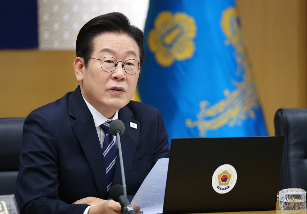 이재명 대통령이 세종 집무실과 의사당 건립을 차질 없이 추진해나가겠다는 뜻을 전했다. 사진은 이재명 대통령이 16일 세종시 정부세종청사에서 열린 제42회 국무회의에서 발언하는 모습. /사진=뉴시스