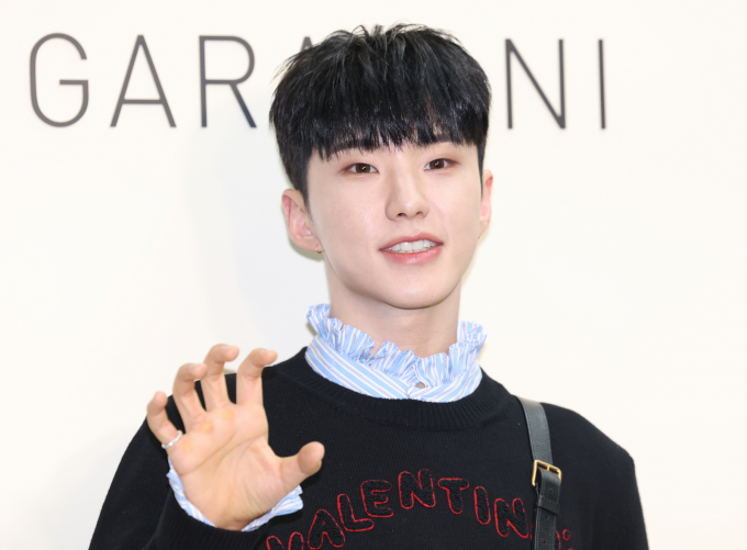 그룹 세븐틴 멤버 호시가 16일 육군으로 현역 입대하는 가운데 같은날 솔로곡을 깜짝 발매한다. 사진은 지난 6월20일 세븐틴 호시가 서울 성동구 성수동의 한 매장에서 열린 이탈리안 브랜드 메종 발렌티노 2025 가을 컬렉션 팝업 스토어 오픈기념 행사에 참석해 포즈를 취하고 있는 모습. /사진=뉴스1